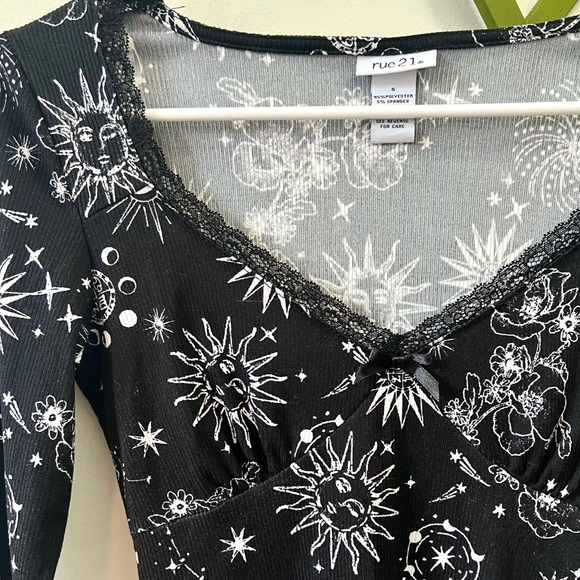 Early 00s Vintage 🌖 Rue21 Celestial Print Lace Trim Top - Picture 3 of 4